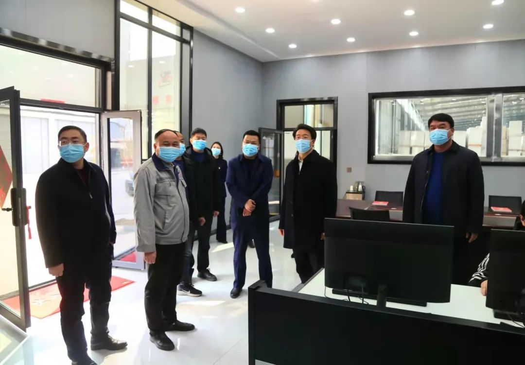 新密市市委副書記、市長(zhǎng)程洋調(diào)研新密市正興耐火材料有限公司，送服務(wù)強(qiáng)信心，沖刺首季“開(kāi)門紅”！(圖1)